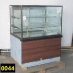 Refrigerated pastry display cabinet with 2 shelves and vertical front glass, +0°/+8°C - DAMAGED