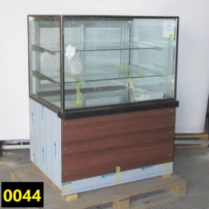 Refrigerated pastry display cabinet with 2 shelves and vertical front glass, +0°/+8°C - DAMAGED