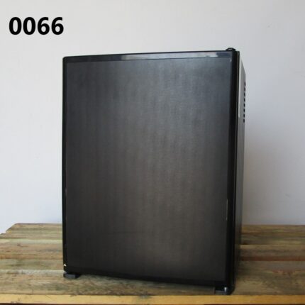 Minibar with 2 shelves, black coloured, 38 liters - DAMAGED