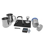 Set barista profesional - incl. 2 căni pentru lapte (latiere) 350 ml și 600 ml, presă de cafea (tamper) 58 mm, suport pentru tamper, perie pentru curățarea espressorului, timer digital, 3 șabloane latte art & termometru pentru lapte