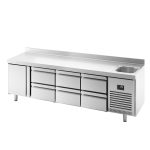 Masă frigorifică Premium PLUS – 2452 x 600 mm – cu 1 cuvă, 1 ușă, 6 sertare – rebord