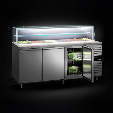 Saladette PREMIUM – 2020 mm – 3 uși – cu raft din sticlă pentru 5 tăvi GN 1/1, 1 tavă GN 2/4 și 1 raft